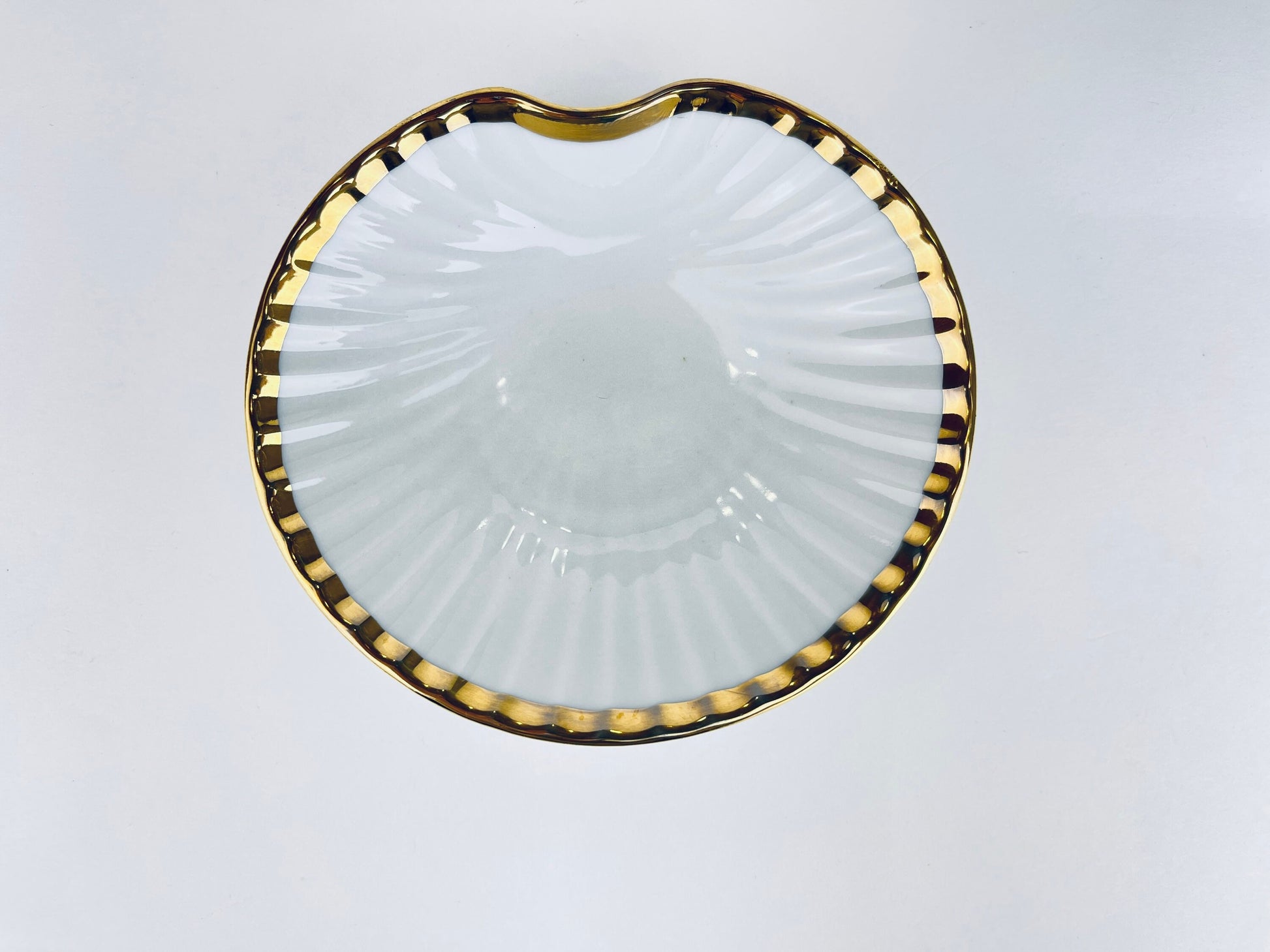 Product image for 'vintage porcelain shell ring soap dish gold rimmed edge genuine bavarian made in western germany' (view f04fd4)