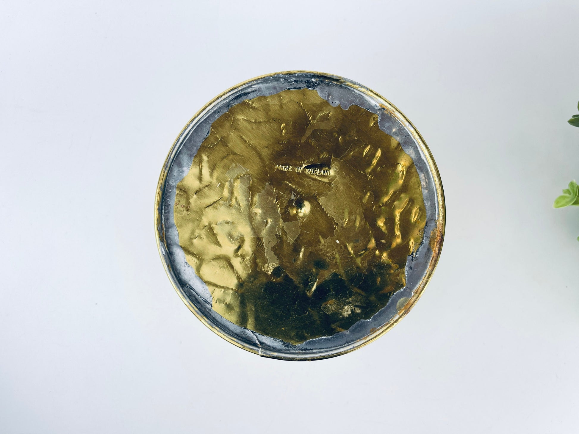 Product image for 'vintage embossed textured floral rose brass tub planter attractive aged metal patina made in england' (view fb8b31)