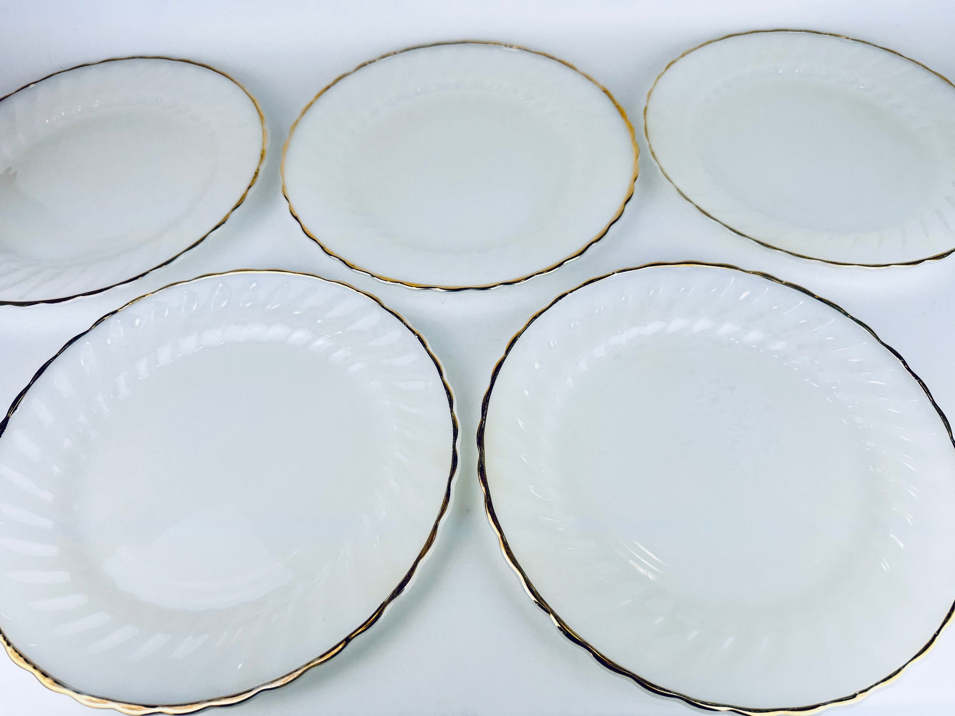 Product image for 'vintage anchor hocking suburbia pattern white gold gilt rim scallopped shell milk glass dinner plates made in usa sold separately' (view e6f759)