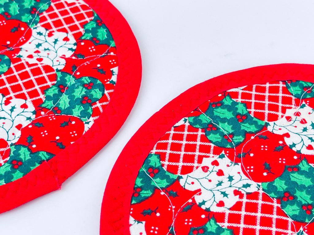 Product image for 'vintage christmas mistletoe hearts pot holder hot pad trivets set of two 2' (view 4e9f6e)