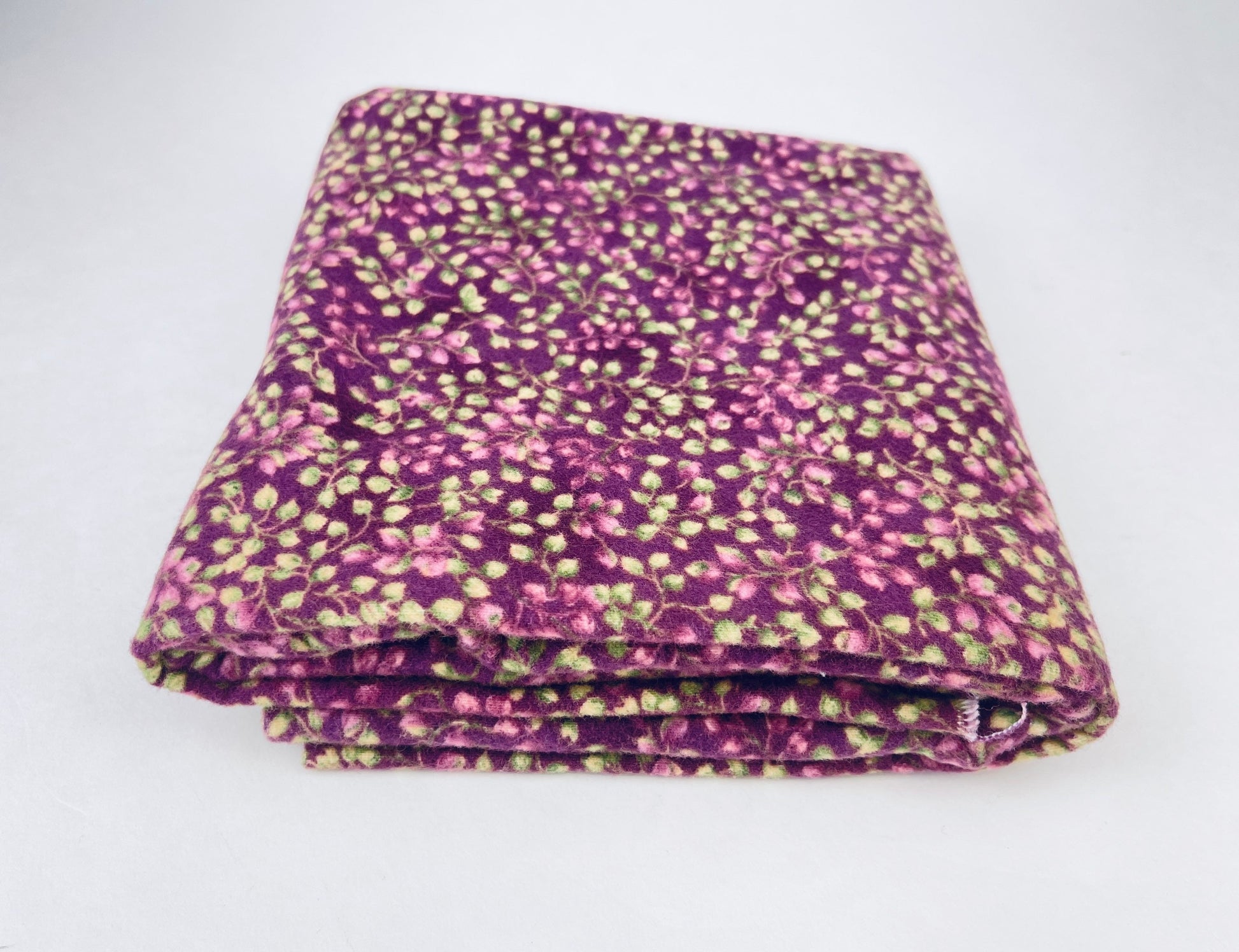 Product image for 'vintage soft purple pink floral pattern fabric 39 x 41' (view 7535c1)