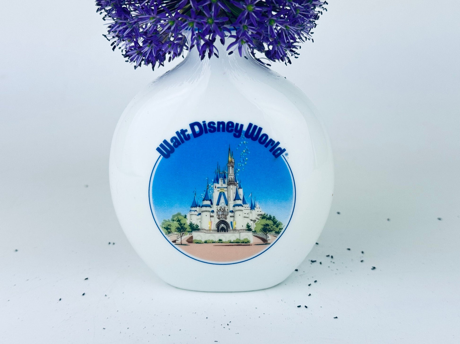 Product image for 'vintage walt disney world ceramic bud vase cinderellas castle design made in japan vintage souvenir' (view 1fb0ff)