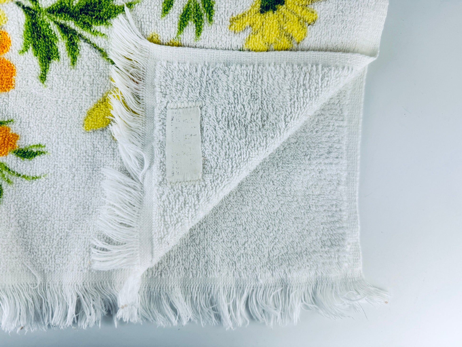 Product image for 'vintage floral bouquet white fringe bath towel wabasso made in canada' (view c58ae6)