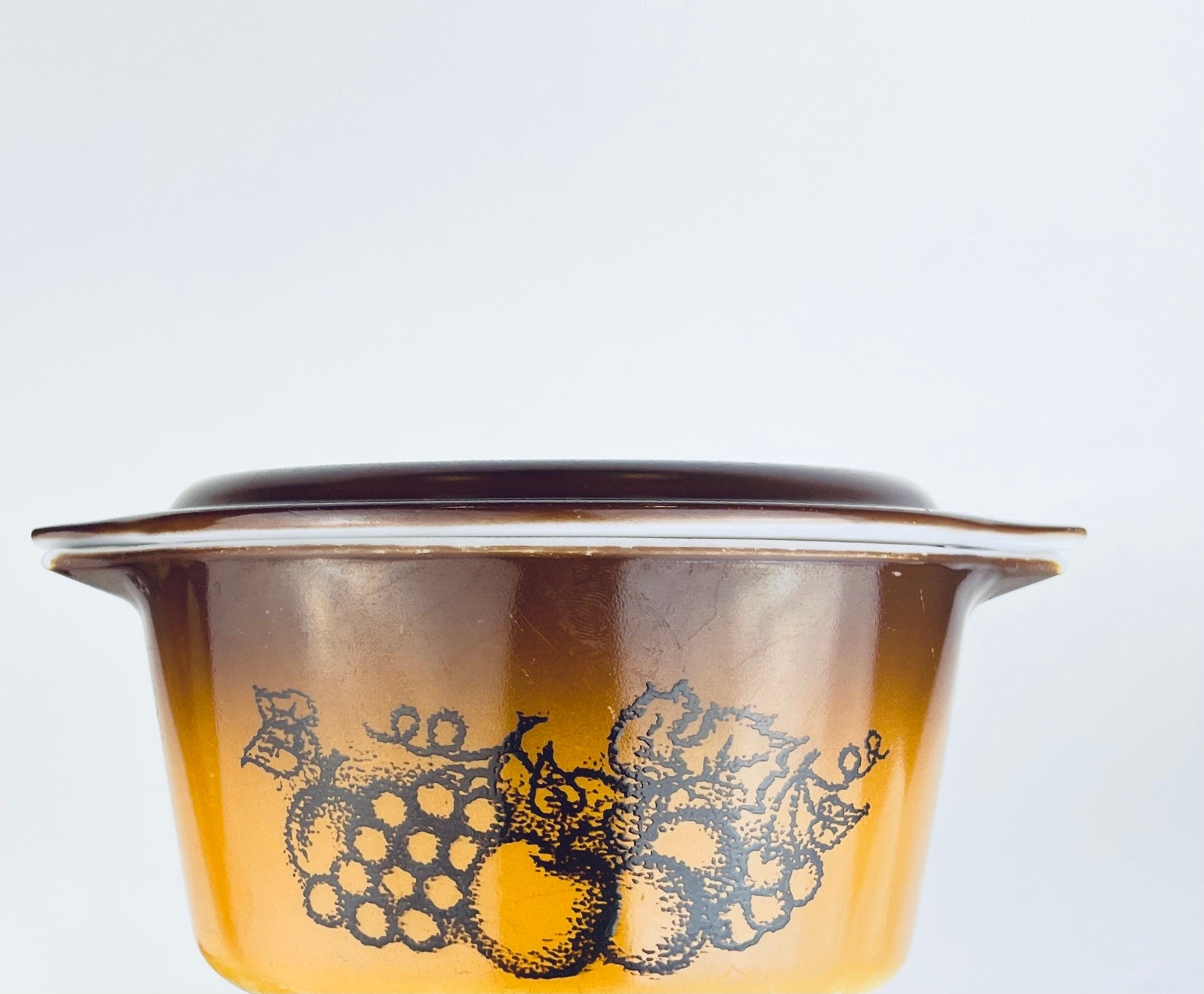 Product image for 'vintag old orchard pyrex lidded casserole dish 473 1 qt or 1 l' (view be7f58)