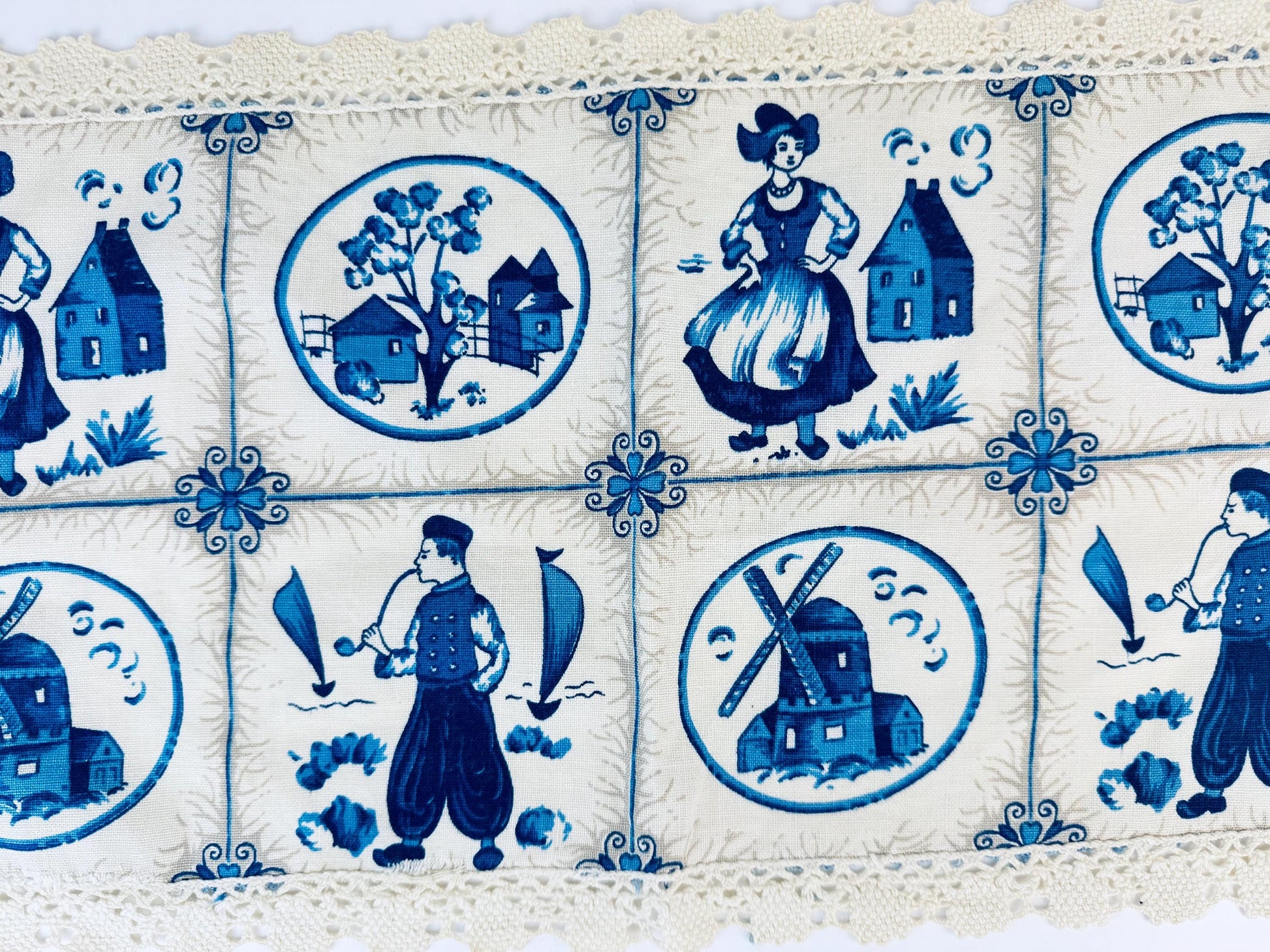 Product image for 'vintage beige blue delft inspired lace edge table runner centrepiece doily' (view dd9722)