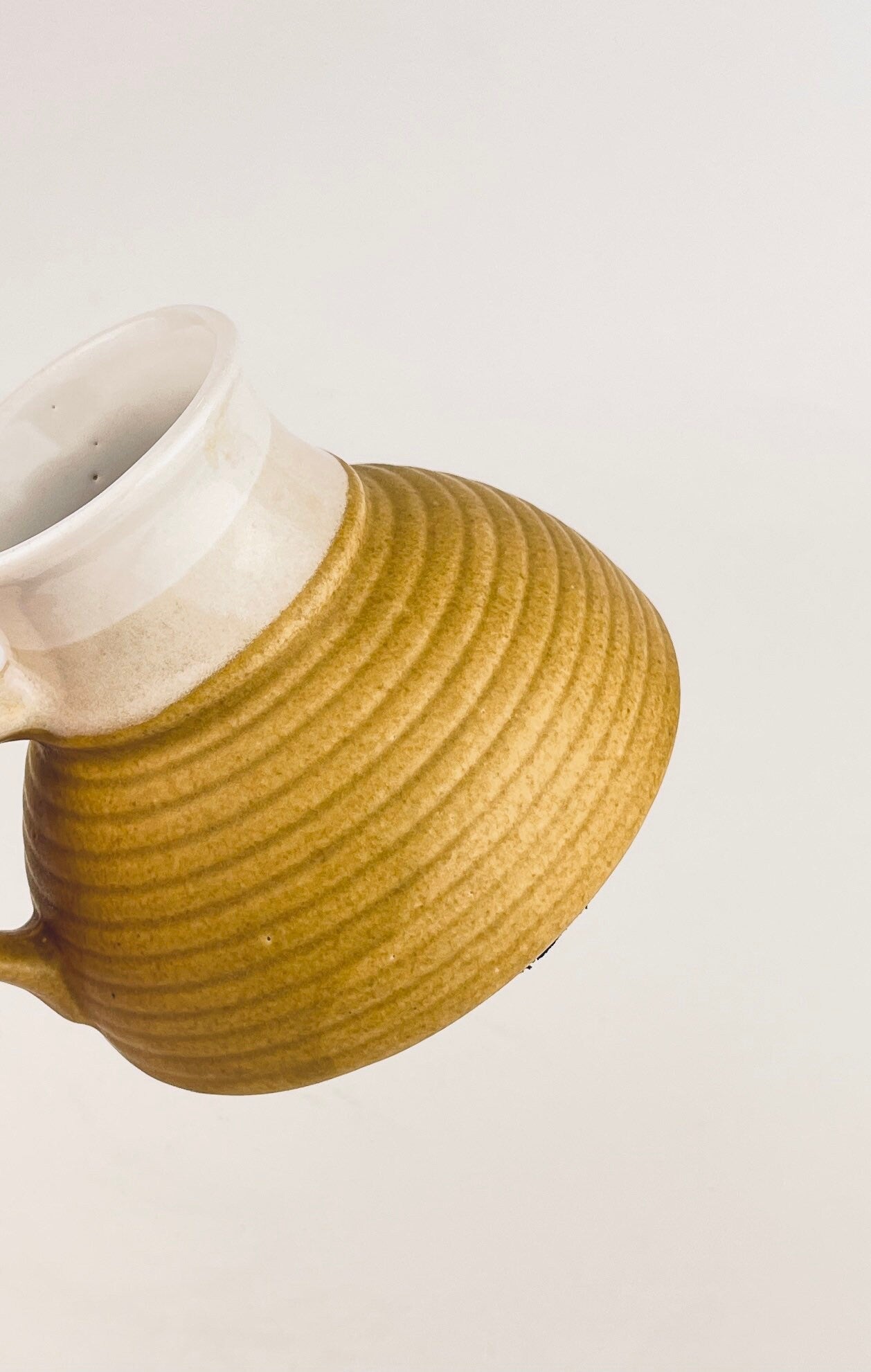 Product image for 'vintage two toned no drip drip glazed handled porcelain travel mug' (view 3aee80)