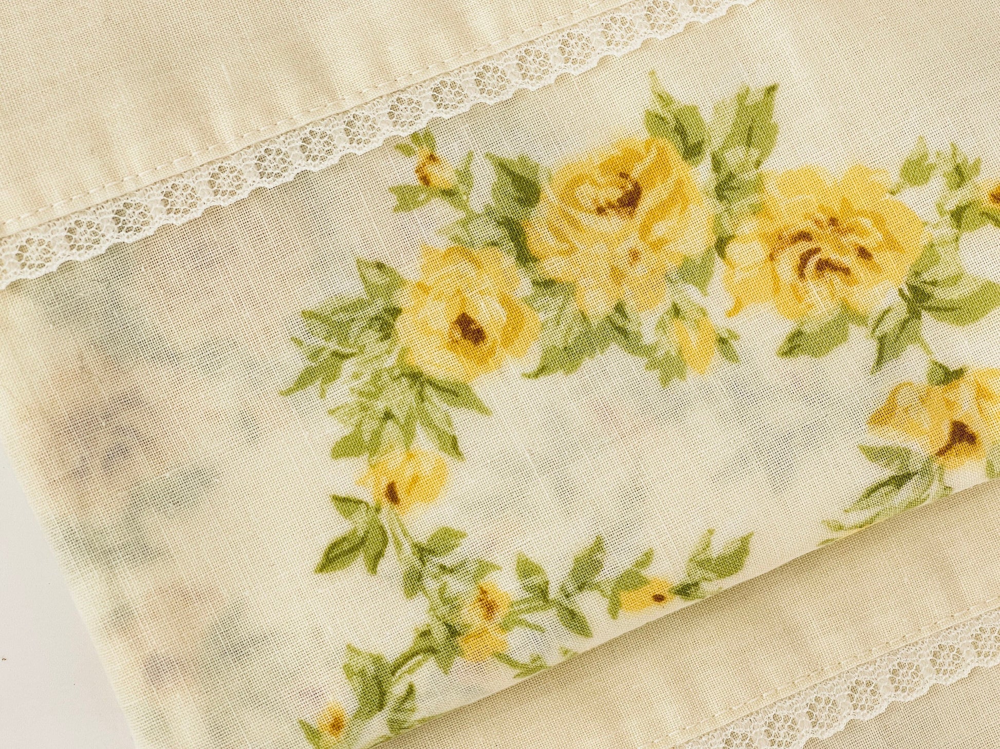 Product image for 'vintage dan river dantrel standard queen beige yellow floral pillow cases set of two 2 no iron muslin made in usa' (view 15cbe0)