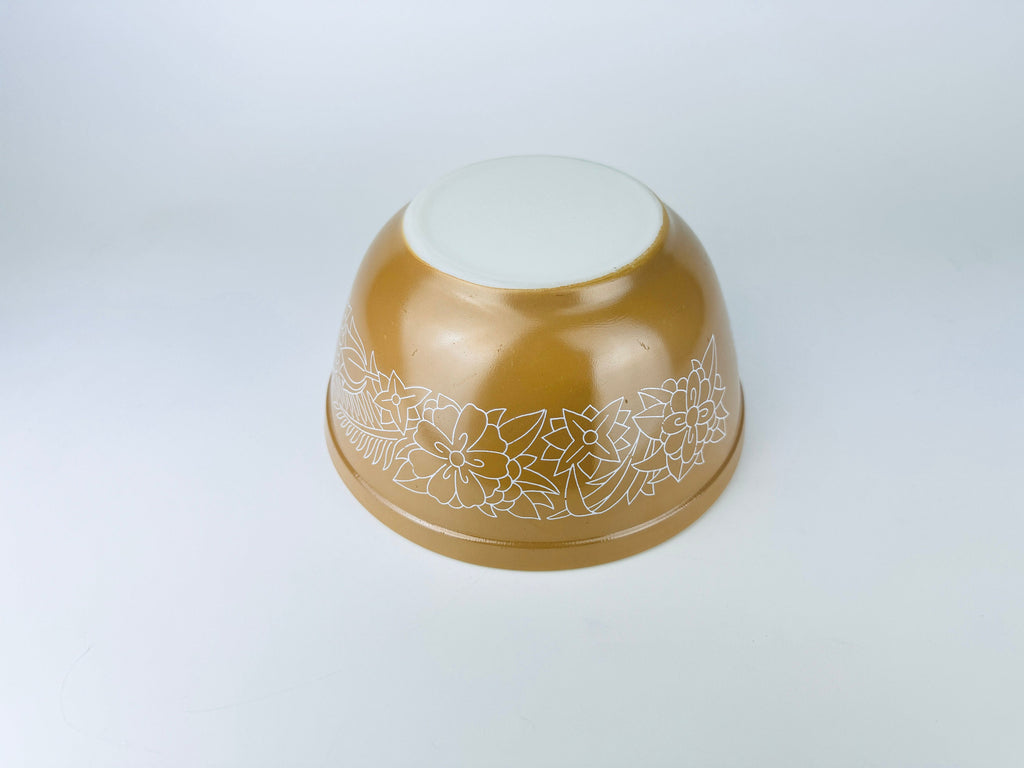 Product image for 'vintage light brown tan milk glass woodland pyrex mixing bowl 402 1 5l 1 1 2 qt' (view e7c683)