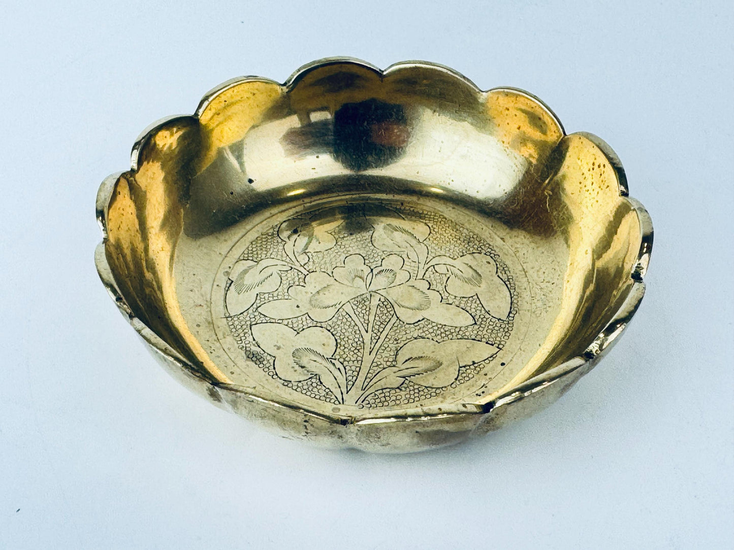 Product image for 'vintage 1970s solid brass scalloped floral trinket dish gold catch all jewelry bowl' (view 4e21cb)