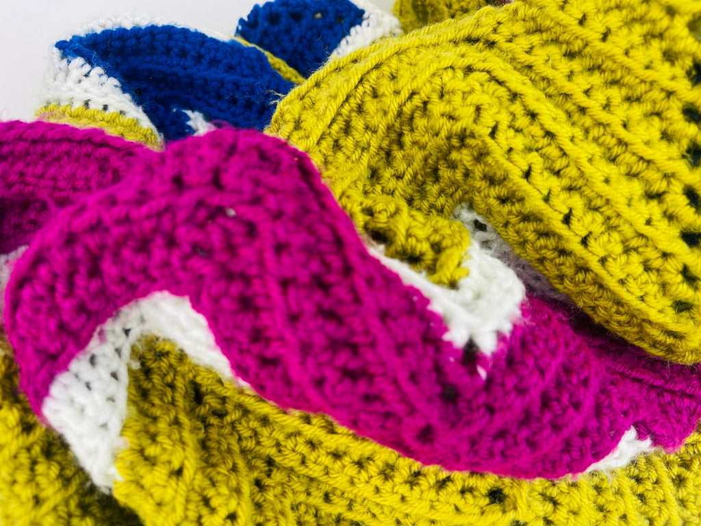 Product image for 'vintage handmade granny square afghan with scalloped edge cozy retro charm' (view 2cb236)