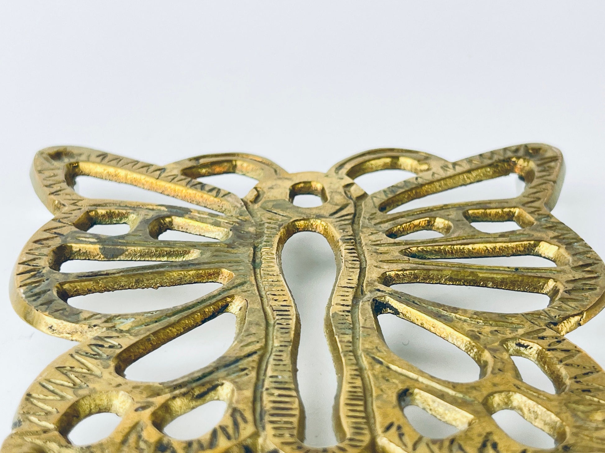 Product image for 'vintage brass butterfly trivet hot pot plate holder table saver attractive aged metal patina' (view 9e9e00)