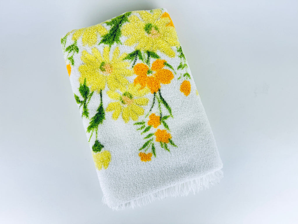 Product image for 'vintage floral bouquet white fringe bath towel wabasso made in canada' (view cc6e99)
