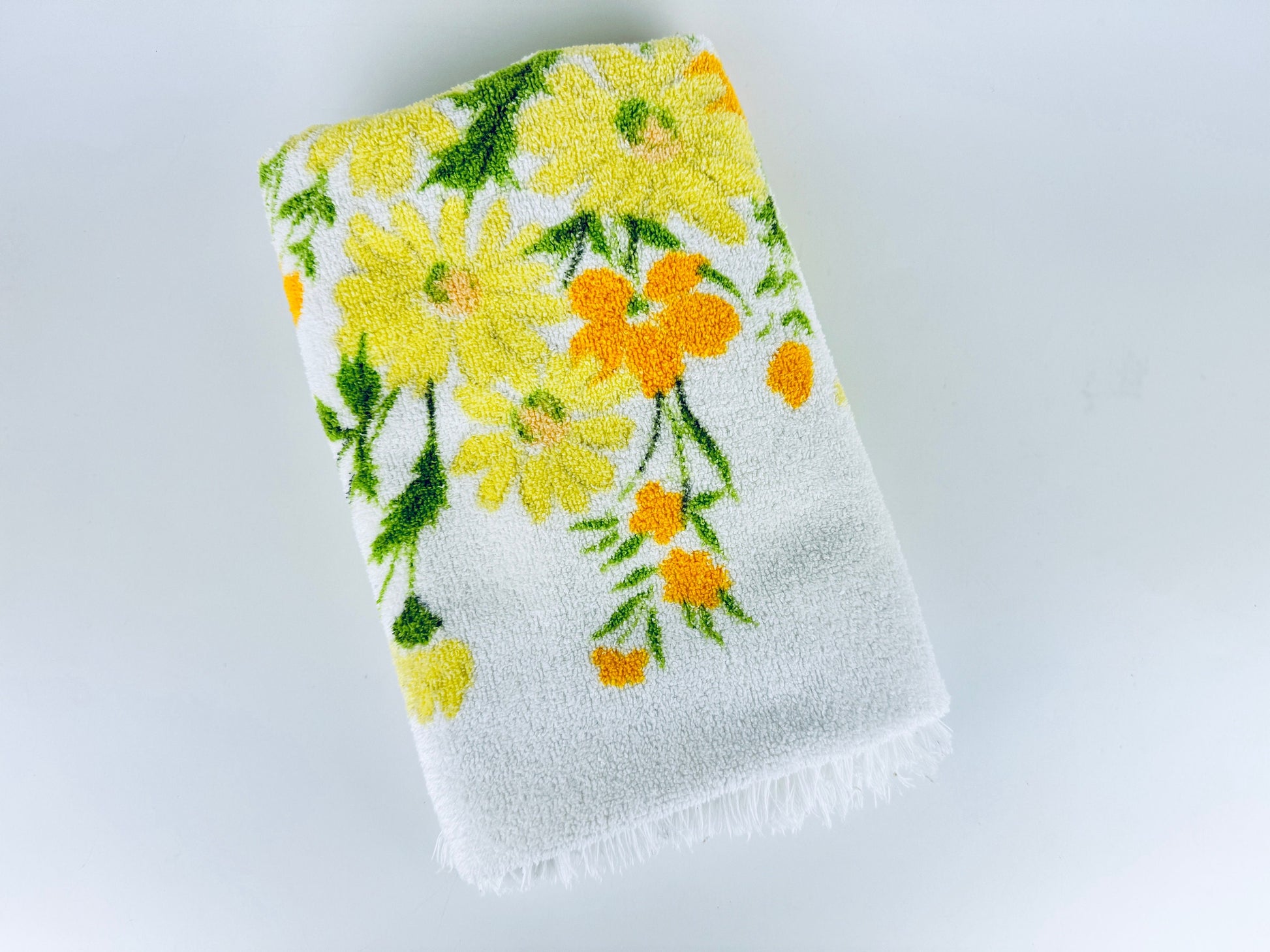 Product image for 'vintage floral bouquet white fringe bath towel wabasso made in canada' (view cc6e99)