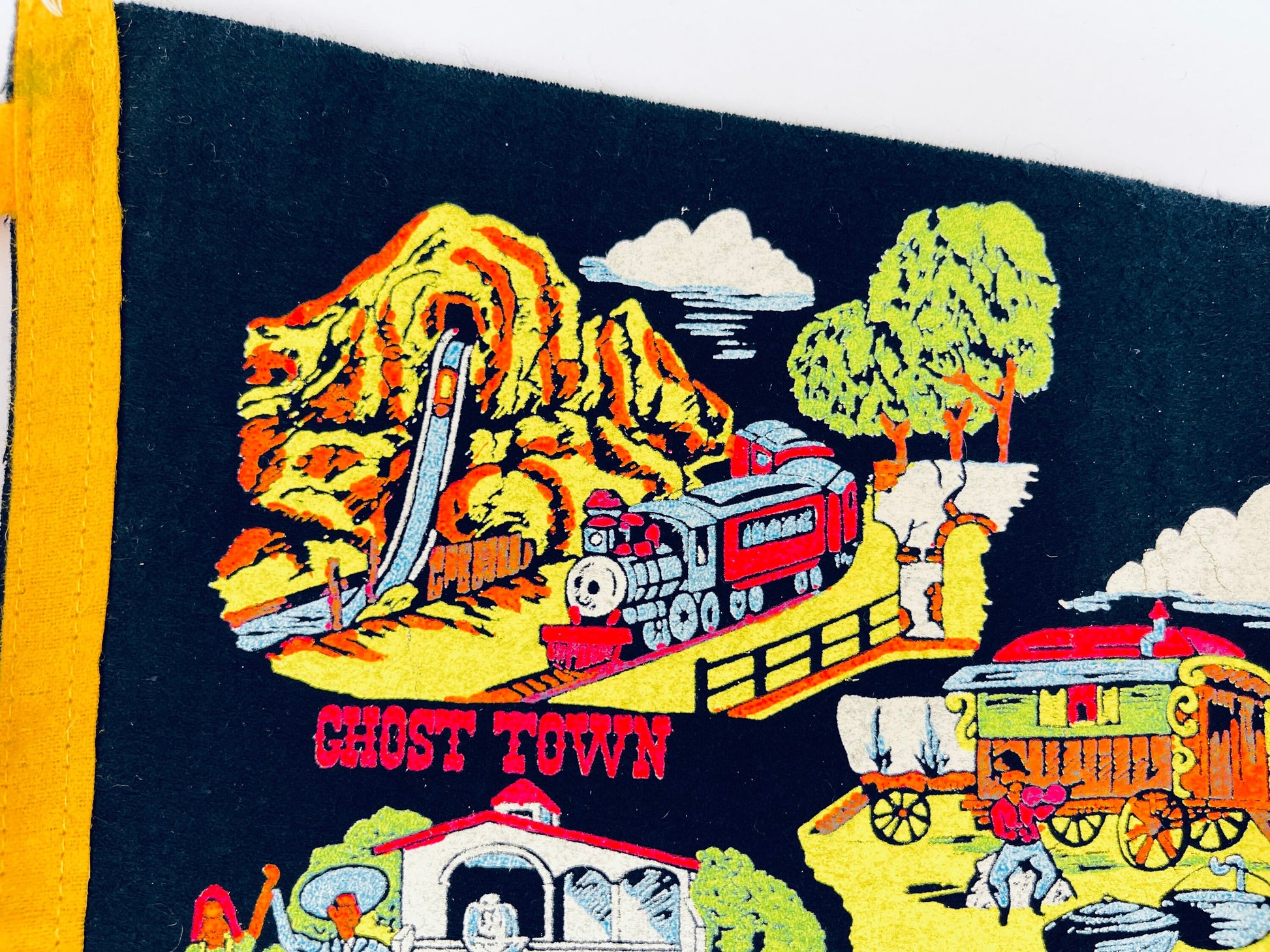 Product image for 'vintage knotts berry farm tapered pennant wall hanging' (view 0b9070)