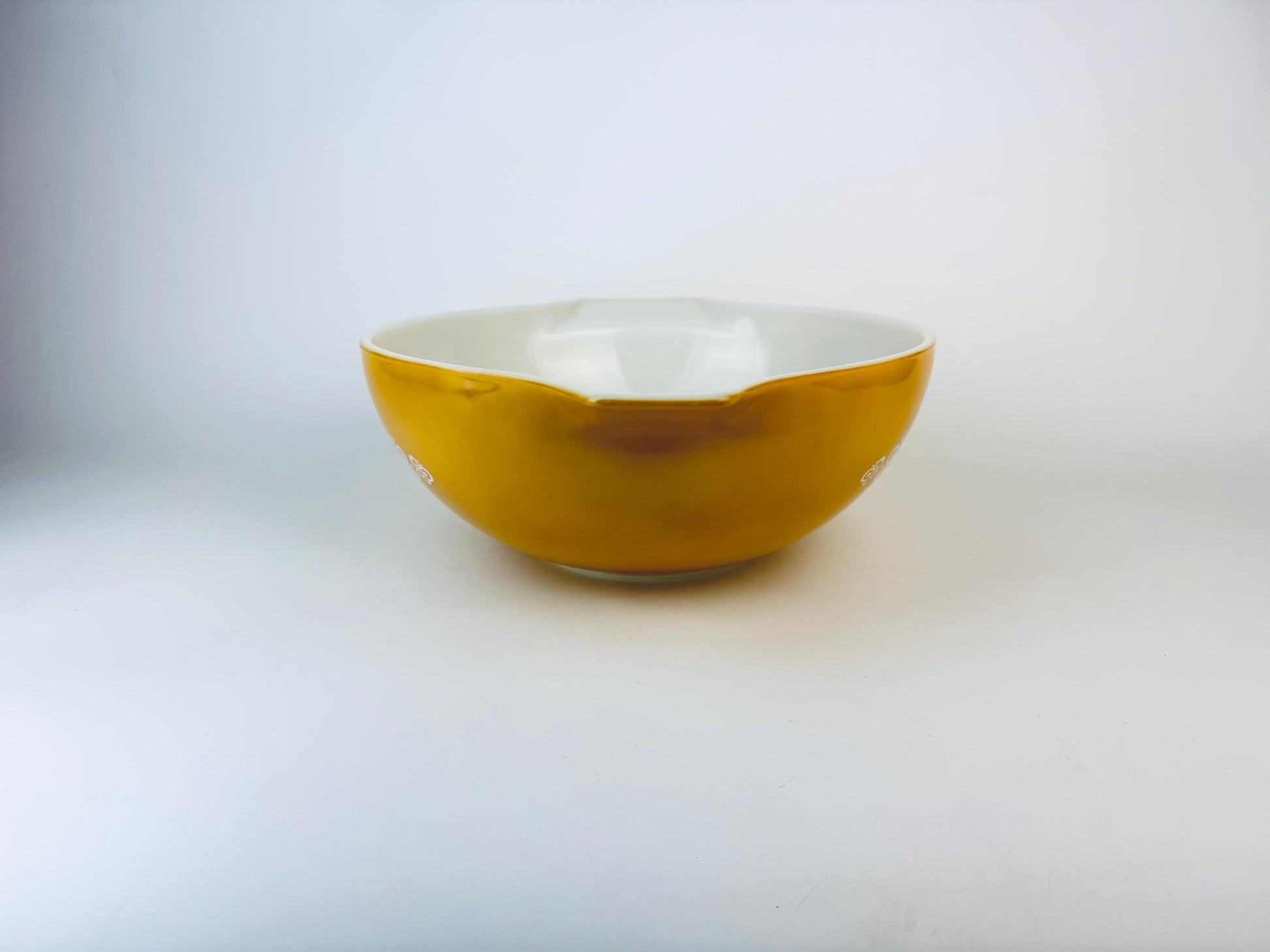 Product image for 'vintage butterfly gold pyrex mixing bowl 444 4 qt made in usa' (view 4f0551)