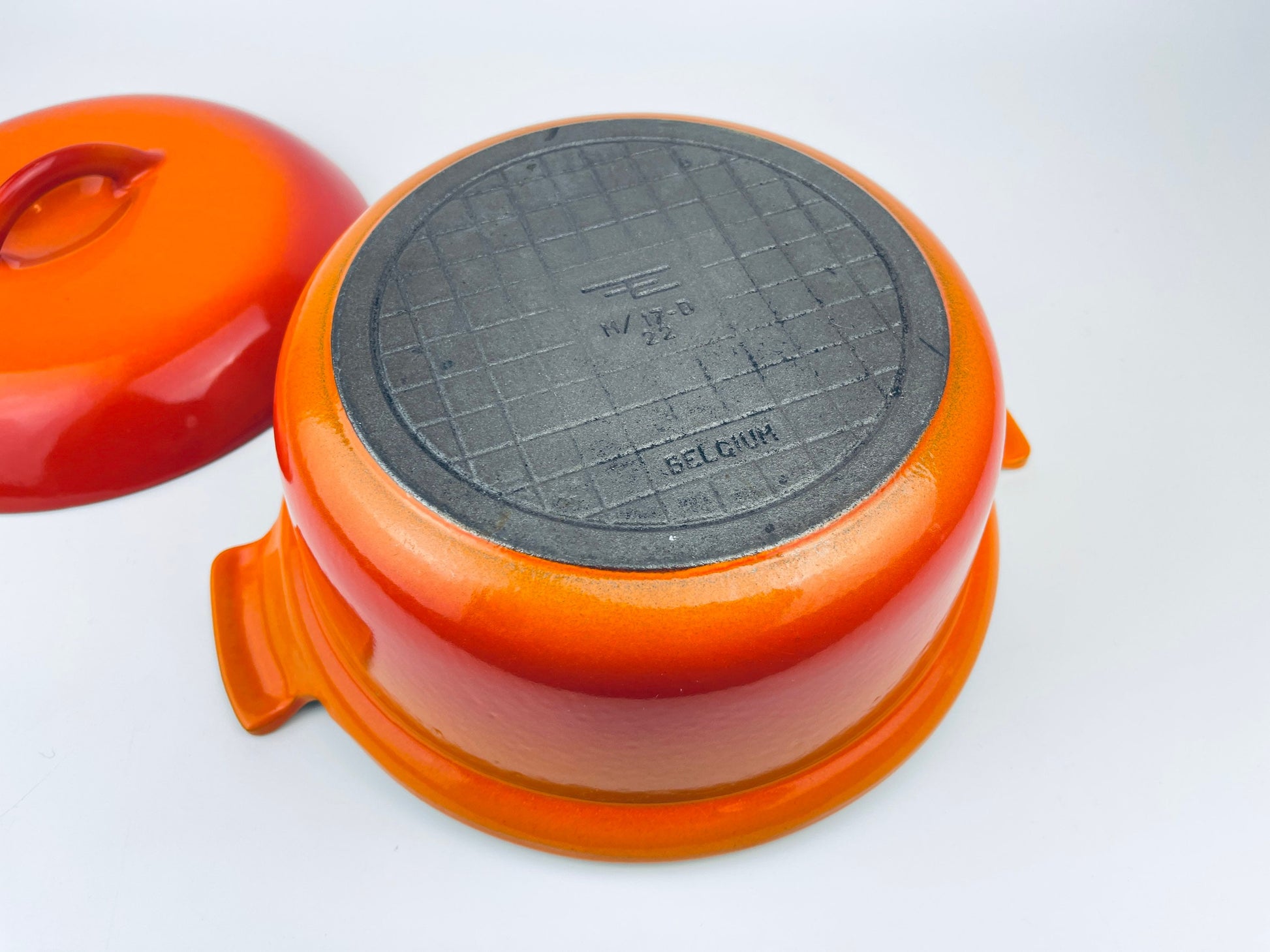 Product image for 'vintage descoware cast iron circular dutch oven ombre orange enamelled m 17 d 22 made in belgium' (view 7eecda)