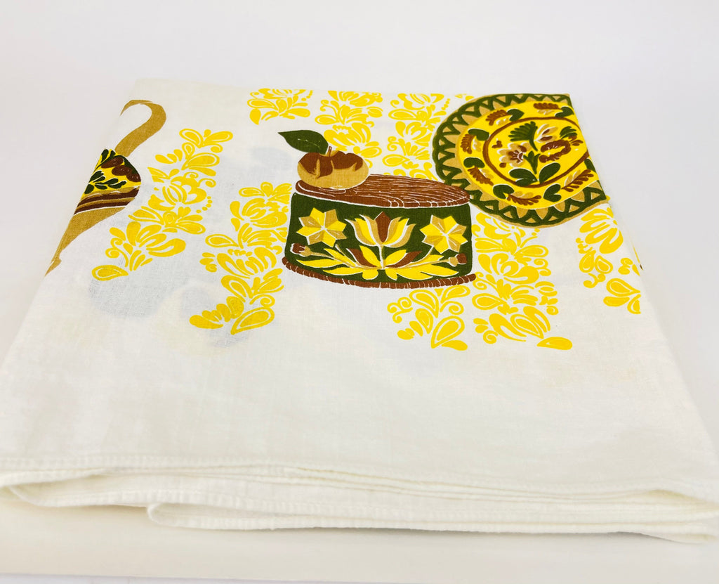 Product image for 'vintage 1950s mid century modern bright kitchen scene square tablecloth' (view d3e527)