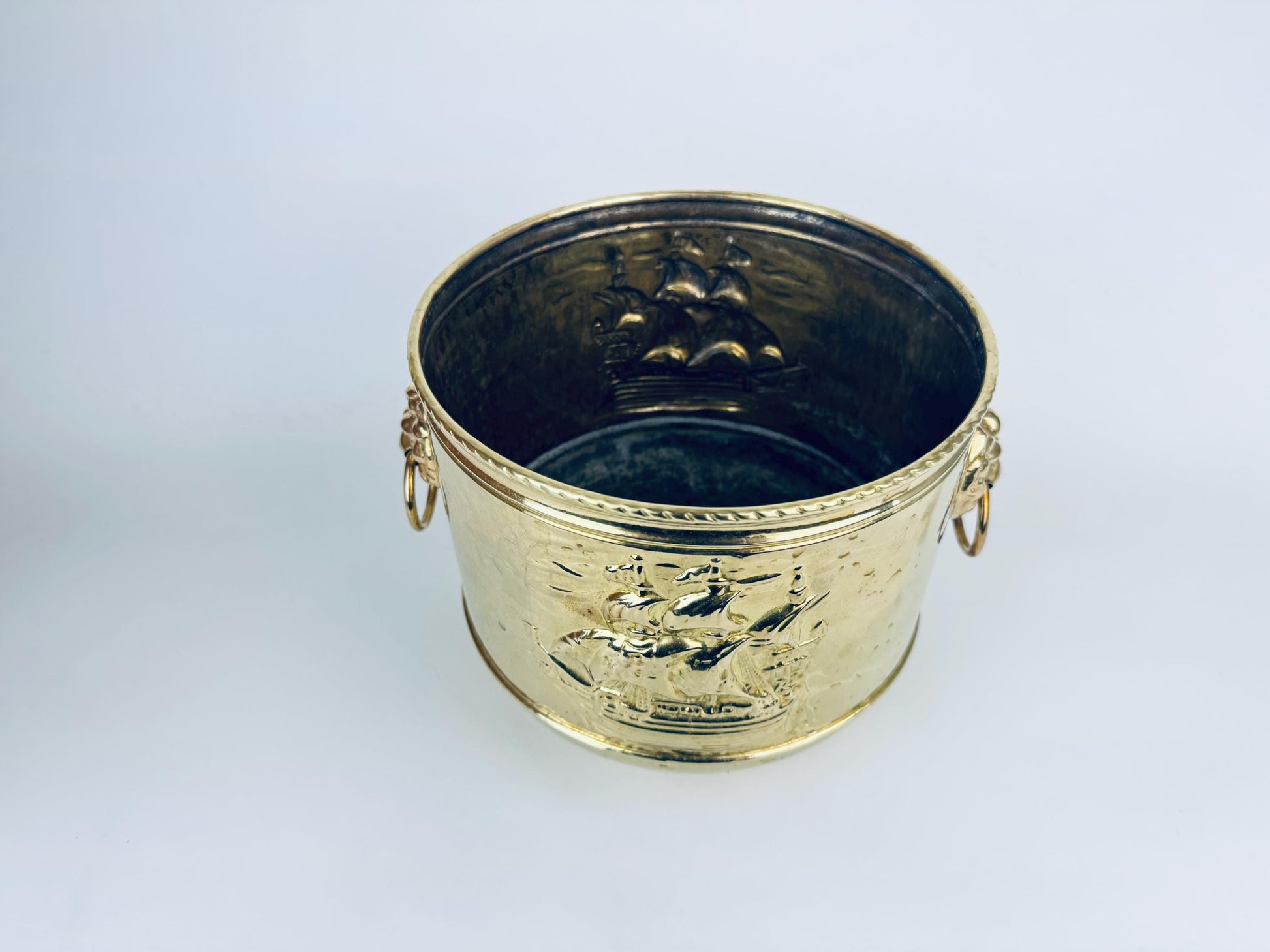 Product image for 'vintage round brass nautical emboss indoor planter lion head handles made in england by peerage' (view 8310f7)