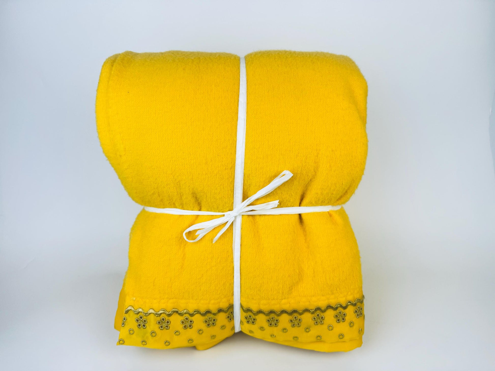 Product image for 'vintage yellow acrylic full blanket 82 x 92 floral eyelet satin ribbon trim made in canada' (view fa92a9)