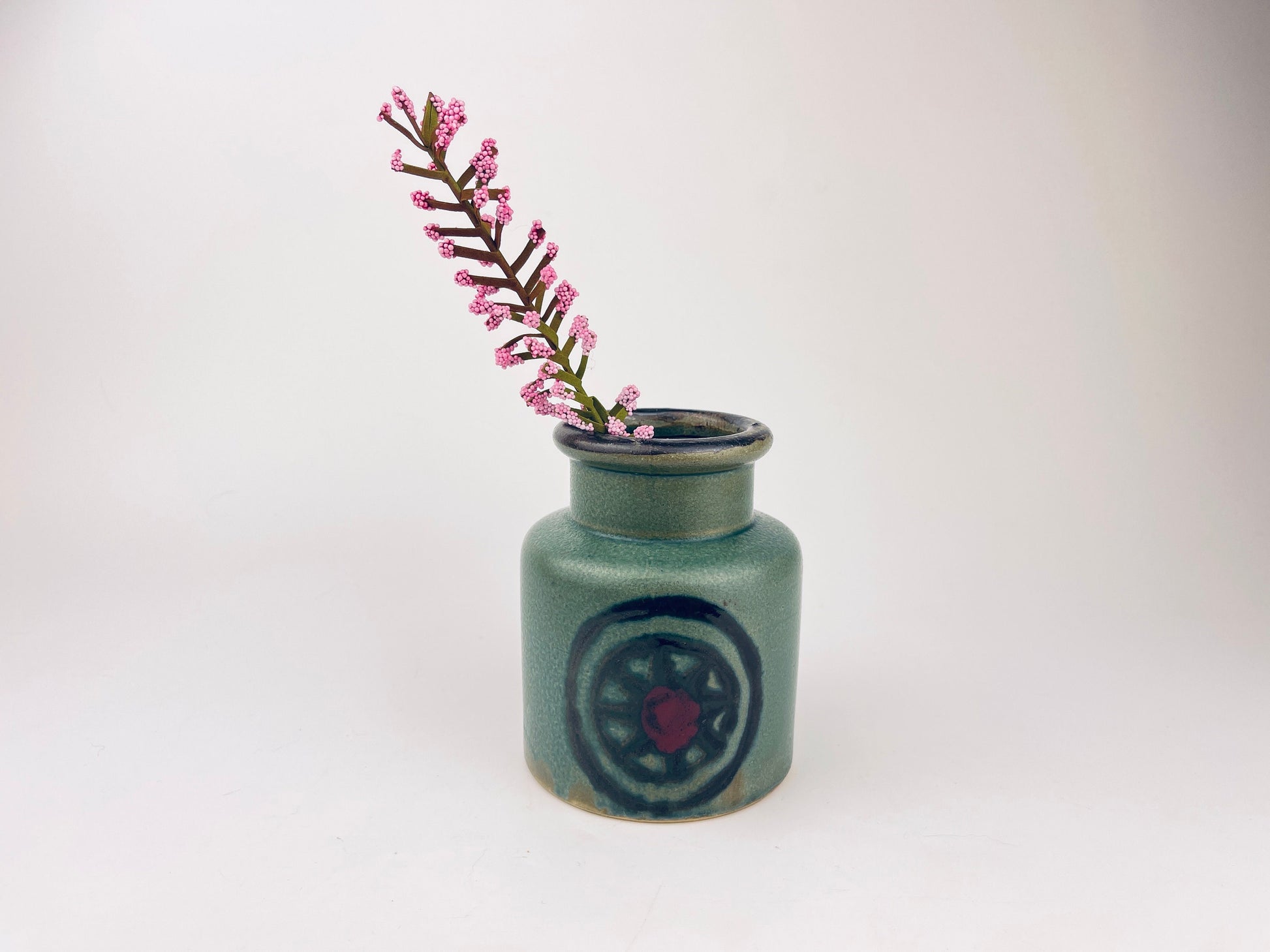 Product image for 'vintage hand painted mcm green geometric star bud vase made in japan' (view 06996e)