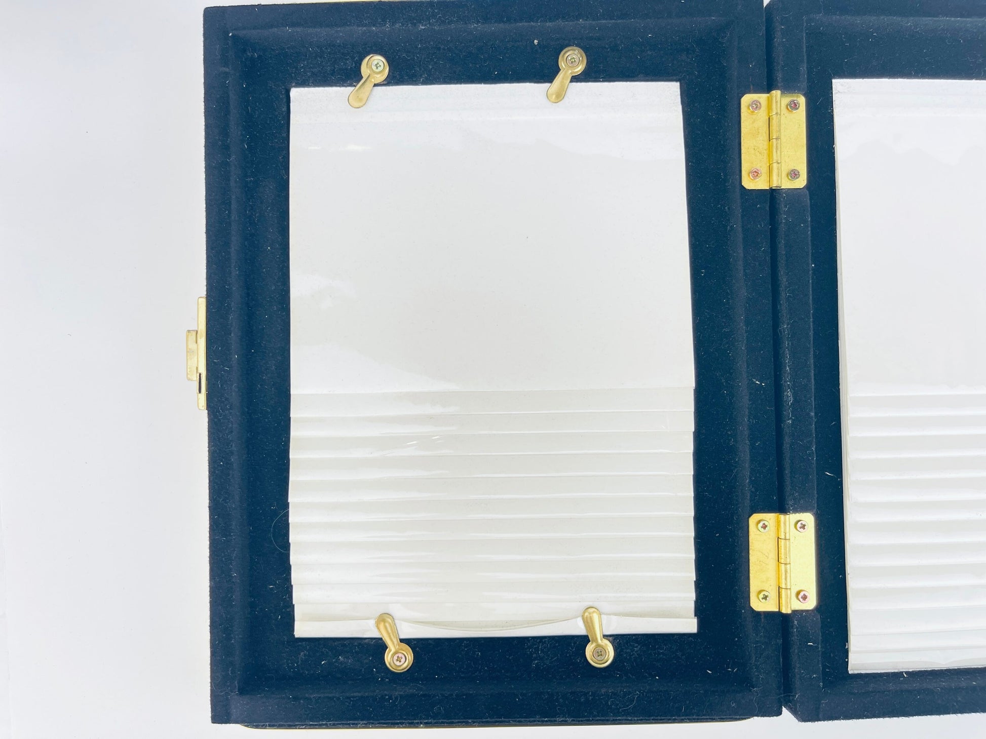 Product image for 'vintage brass tabletop picture album frame made in korea' (view 54cbf8)