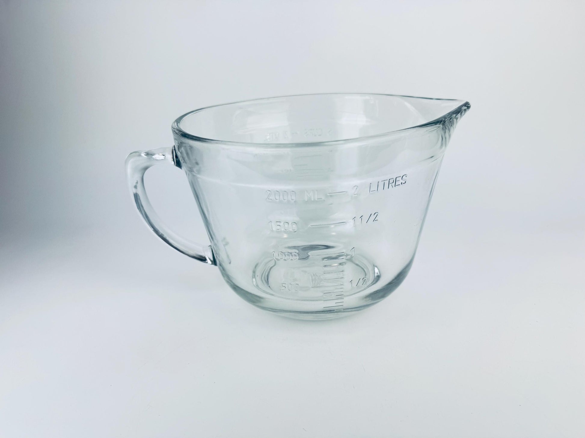 Product image for 'vintage anchor hocking measuring cup batter bowl 8 cup 2 litre metric imperial made in usa' (view 52d1b6)