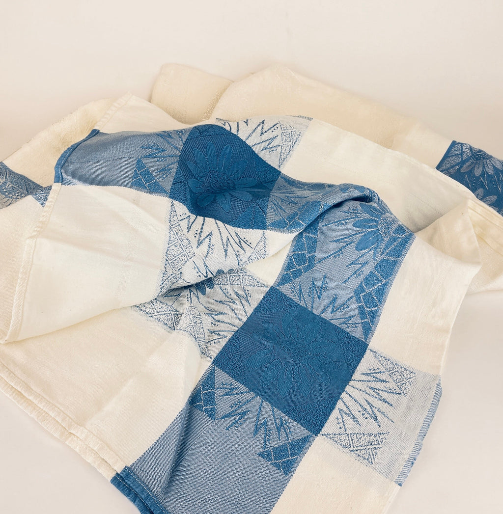 Product image for 'vintage blue daisy white floral square tablecloth' (view fa19d0)