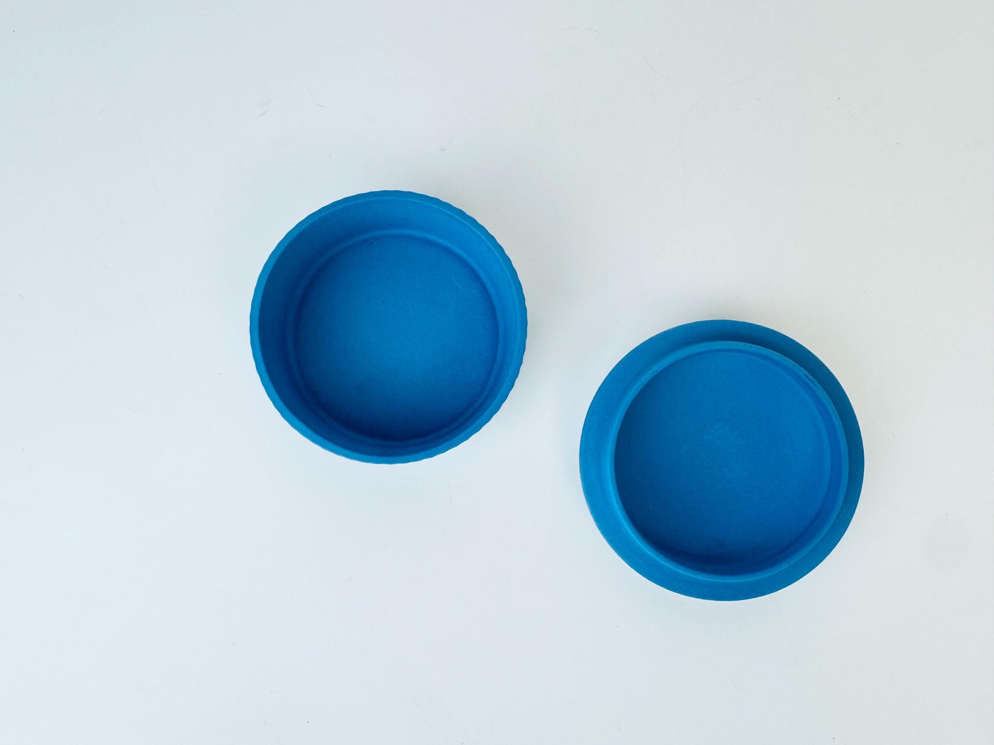 Product image for 'vintage wedgwood blue jasperware round jewelry box neoclassical elegance' (view 26084a)