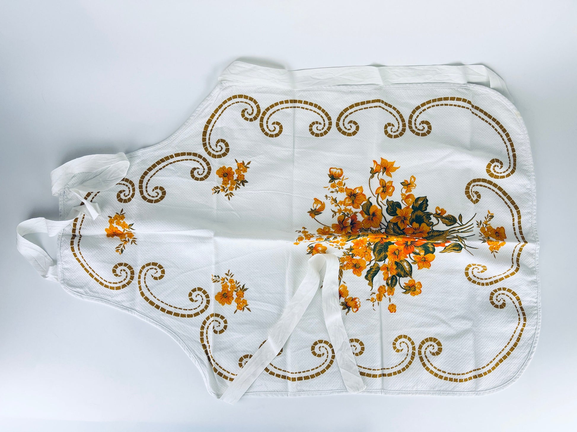 Product image for 'vintage white orange floral print full apron' (view 8ba5d3)