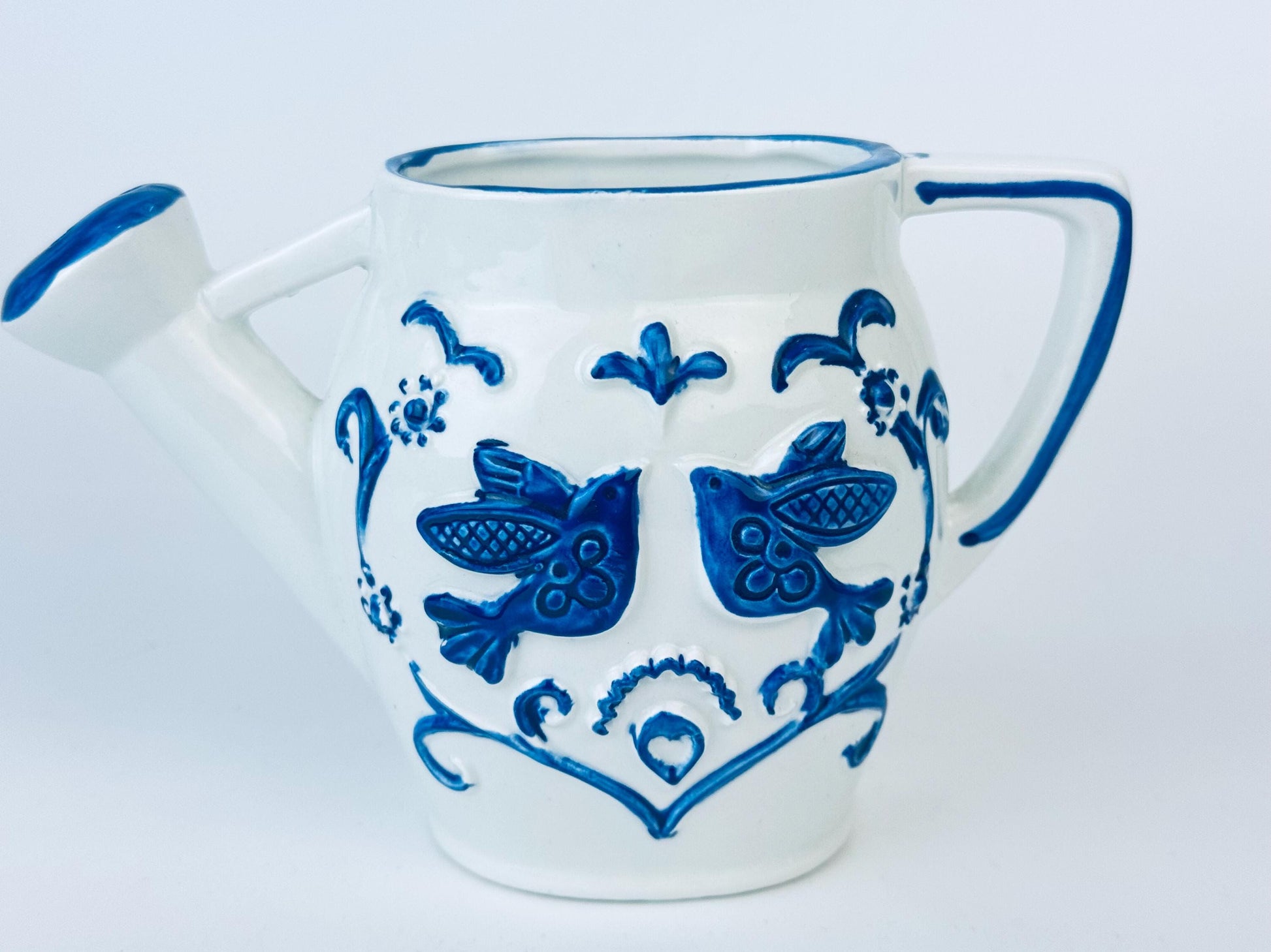 Product image for 'vintage rubens blue white floral bird ceramic watering can designed in hollywood made in japan' (view d6e3a8)