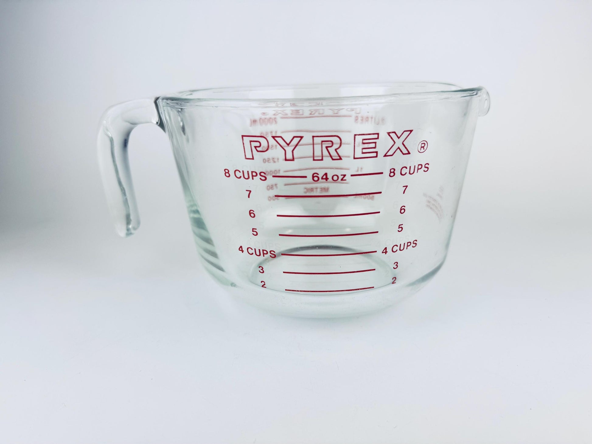 Product image for 'vintage red pyrex glass measuring cup 565 8 cups 2 litre metric imperial made in usa' (view 521e87)