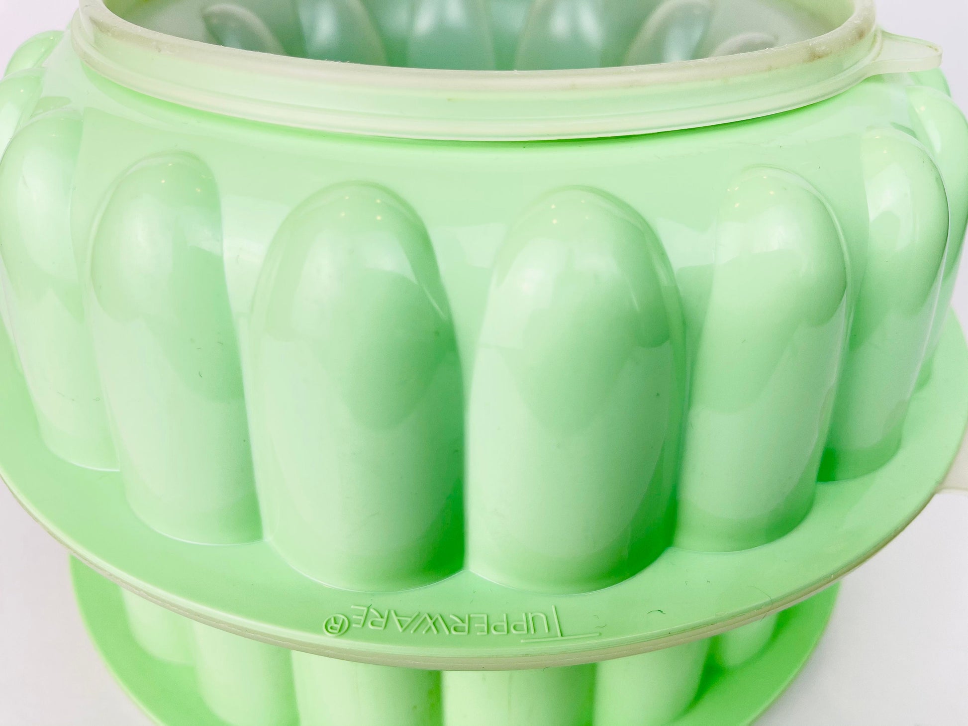Product image for 'vintage tupperware jello mould lime green clear' (view 354c4d)