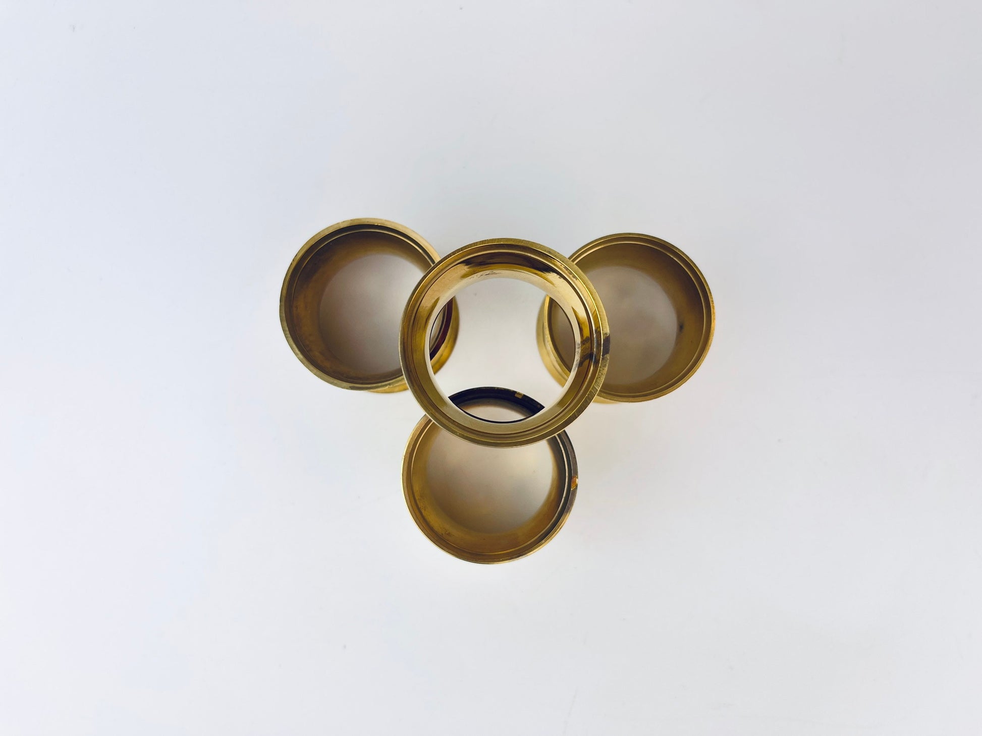Product image for 'vintage hammered brass hourglass shaped napkin ring holders set of four 4 attractive aged metal patina' (view 087714)