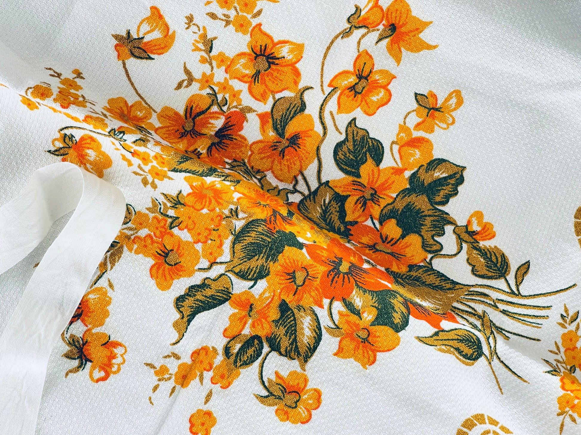 Product image for 'vintage white orange floral print full apron' (view 7e4766)