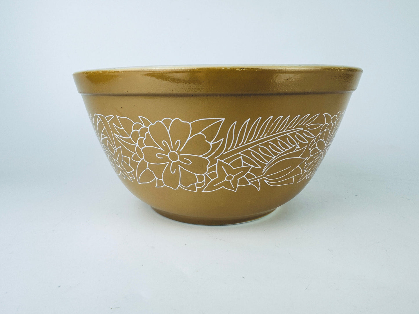 Product image for 'vintage light brown tan milk glass woodland pyrex mixing bowl 402 1 5l 1 1 2 qt' (view 56b250)