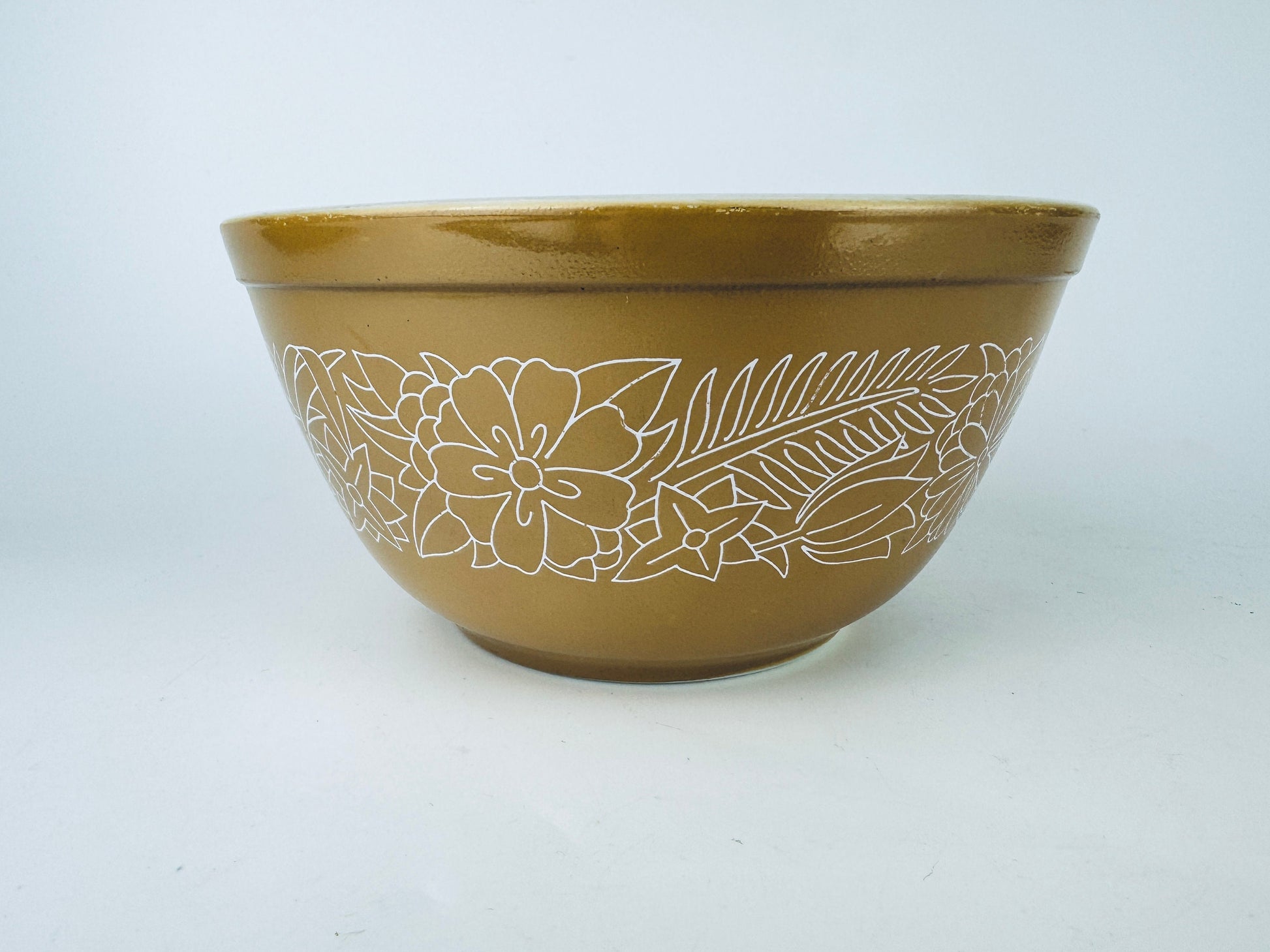 Product image for 'vintage light brown tan milk glass woodland pyrex mixing bowl 402 1 5l 1 1 2 qt' (view 56b250)
