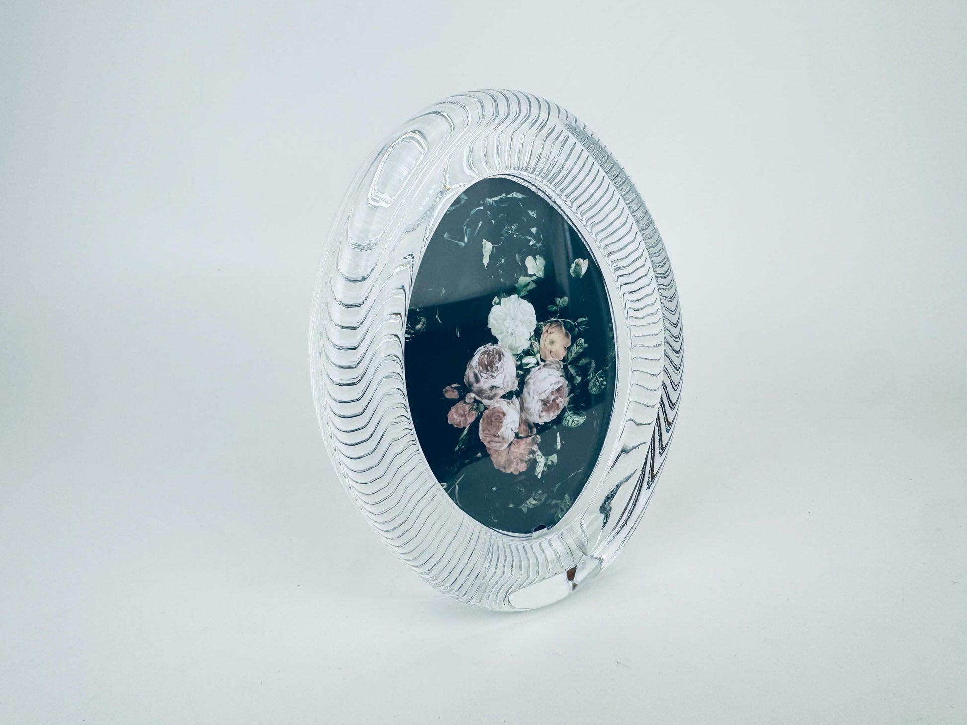 Product image for 'vintage oval heavy glass tabletop picture frame 3 x 4 25 made in japan by mikasa' (view 704302)
