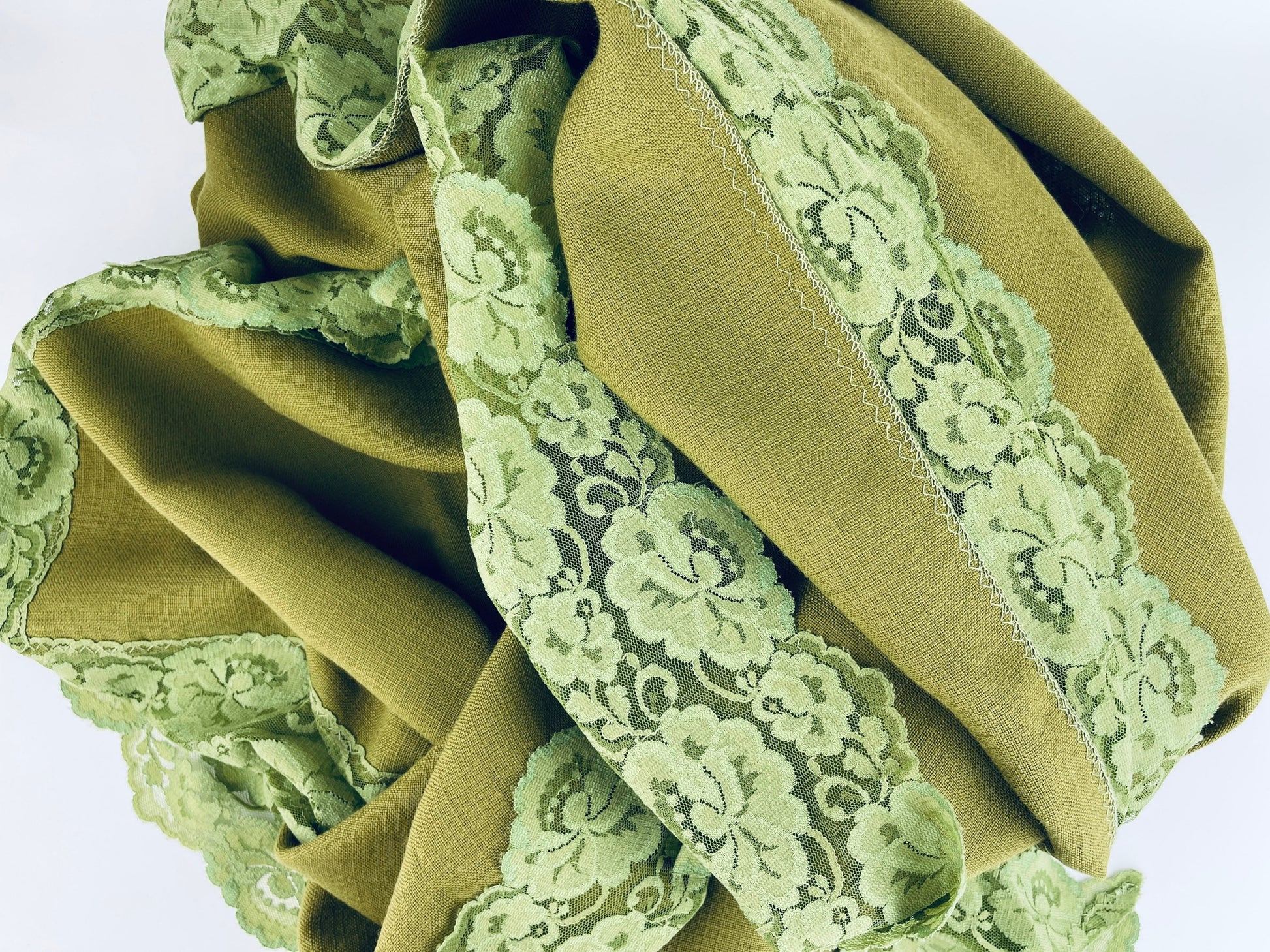 Product image for 'vintage olive green lace edge table cloth 51 x 67' (view ed0630)