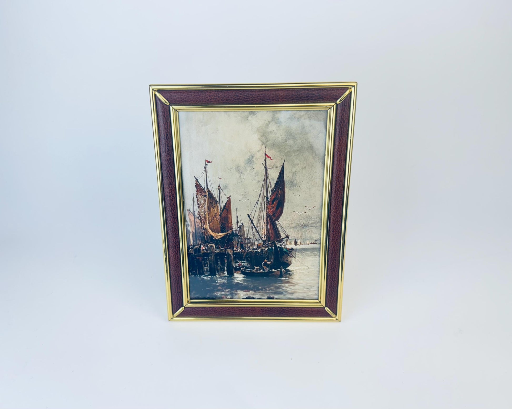 Product image for 'vintage faux brown leather gold brass tabletop picture frame 5 x 7' (view 57331c)