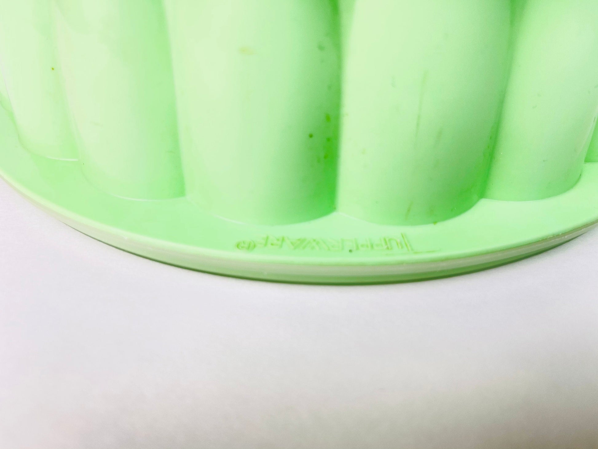 Product image for 'vintage tupperware jello mould lime green clear' (view da8fad)