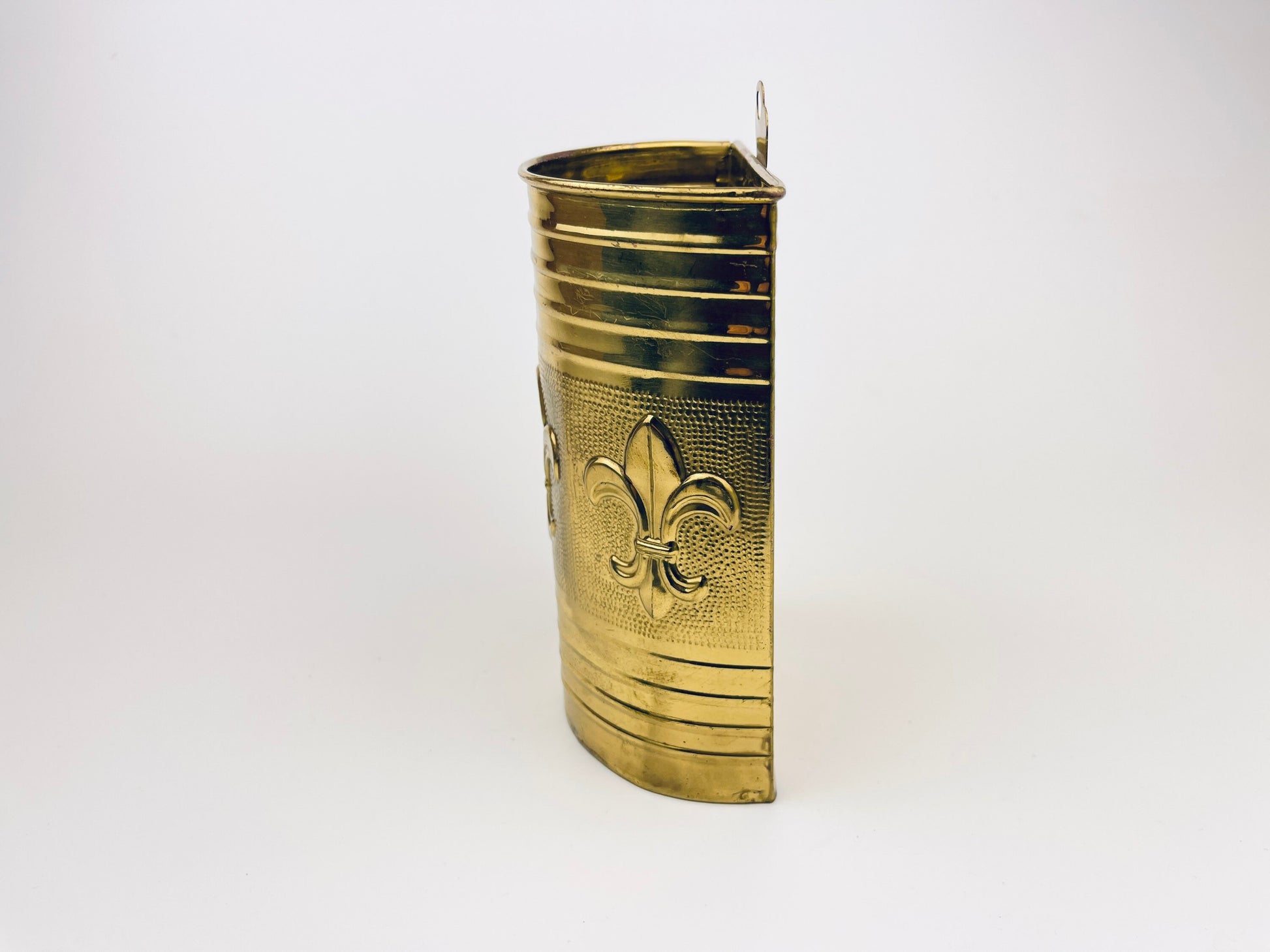 Product image for 'vintage brass fleur de lis match holder wall pocket attractive aged metal patina made in japan' (view 024bb6)
