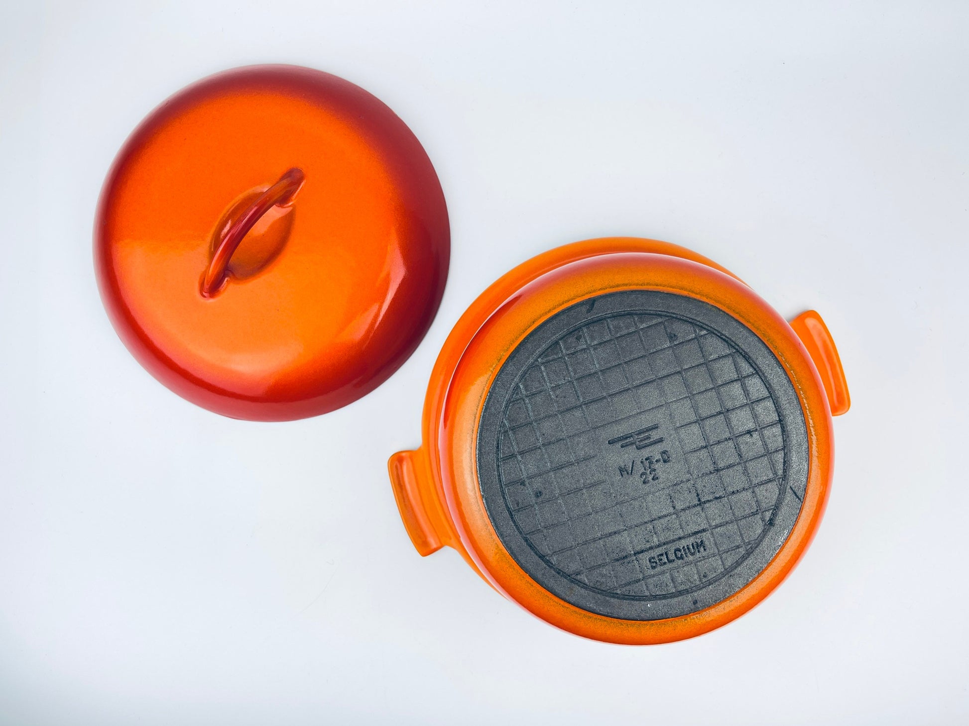 Product image for 'vintage descoware cast iron circular dutch oven ombre orange enamelled m 17 d 22 made in belgium' (view e91de9)