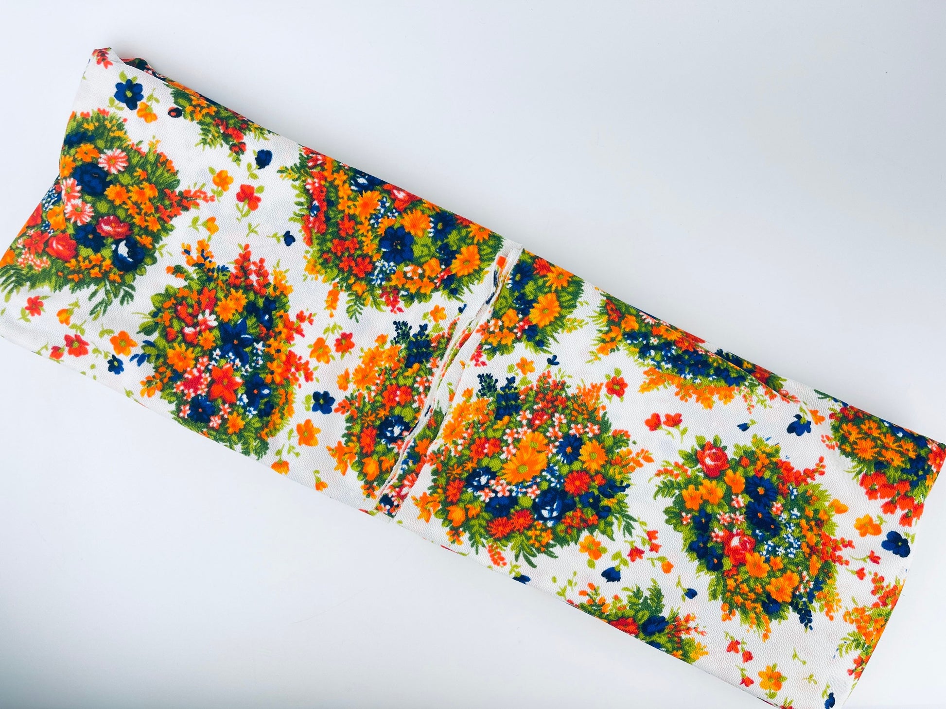 Product image for 'vintage bright floral white polyester stretch fabric 46 x 88' (view cea808)