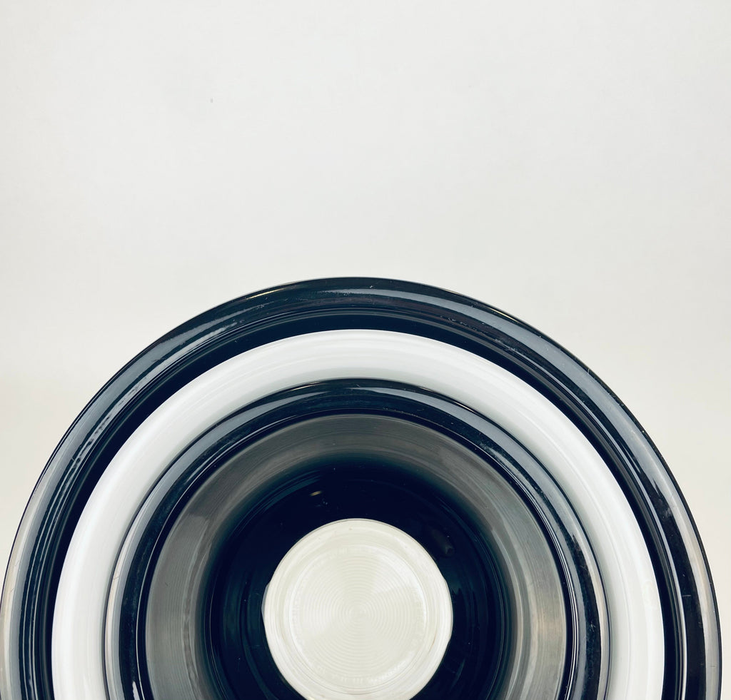 Product image for 'vintage pyrex nesting bowl set mixing bowls of various size black white with clear bottoms 322 323 325' (view 9adcdb)