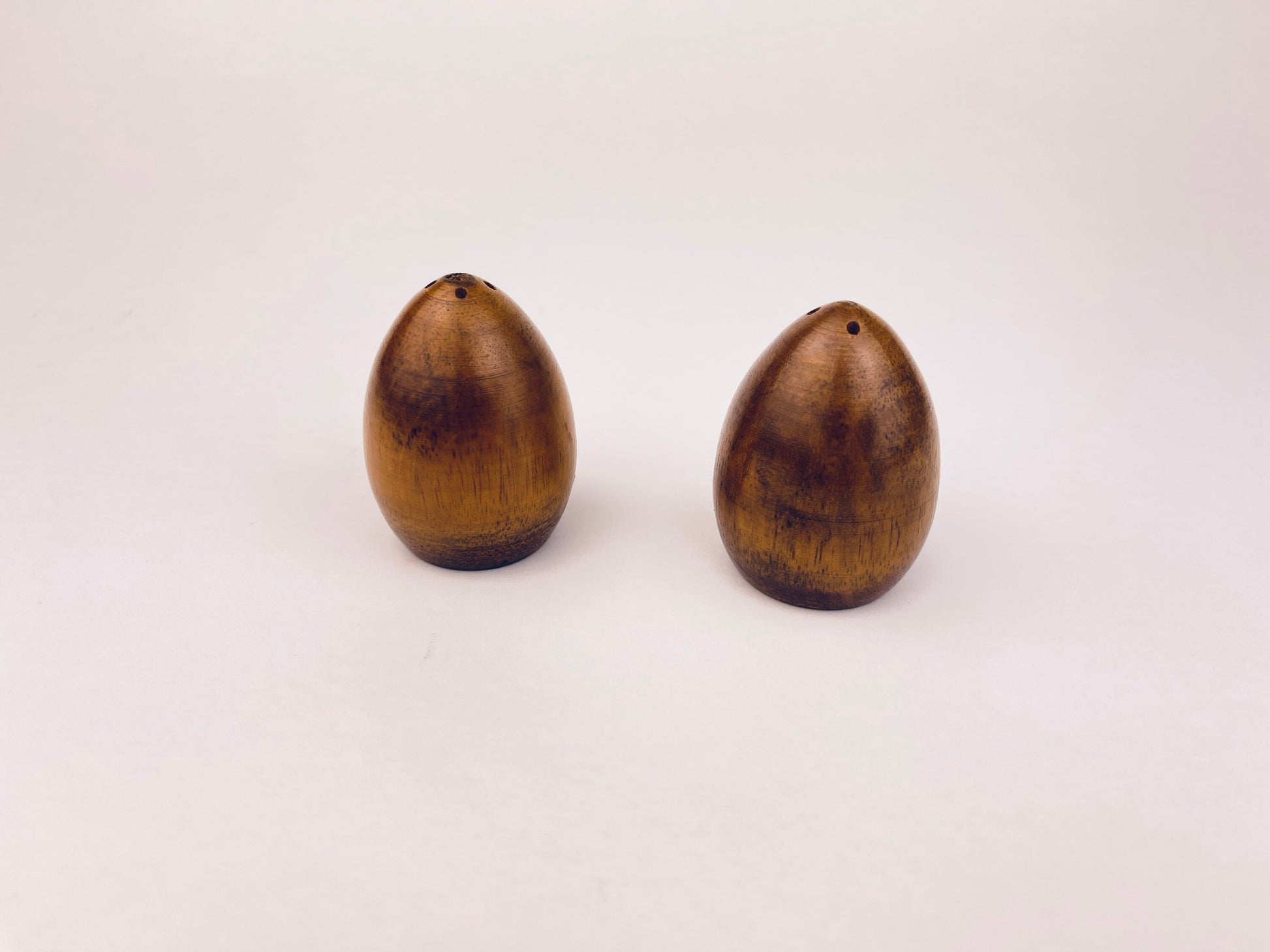 Product image for 'vintage mcm oblong shaped wood salt pepper wood shakers' (view 0980f7)