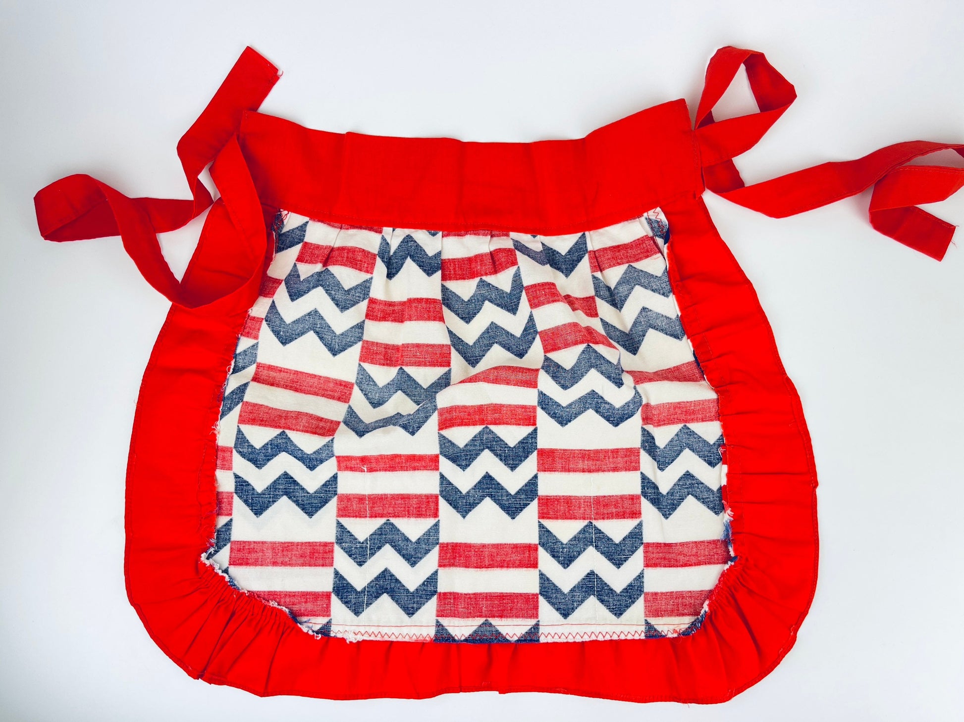 Product image for 'vintage chevron striped ruffled waist apron three pockets' (view e4c736)