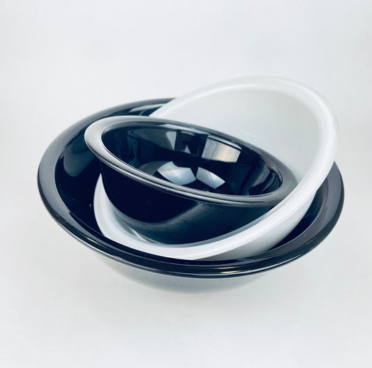Product image for 'vintage pyrex nesting bowl set mixing bowls of various size black white with clear bottoms 322 323 325' (view d69610)