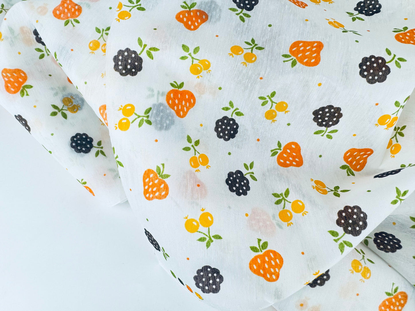 Product image for 'vintage semi sheer summer fruit fabric cheery strawberry design 45 x 116' (view cabc66)