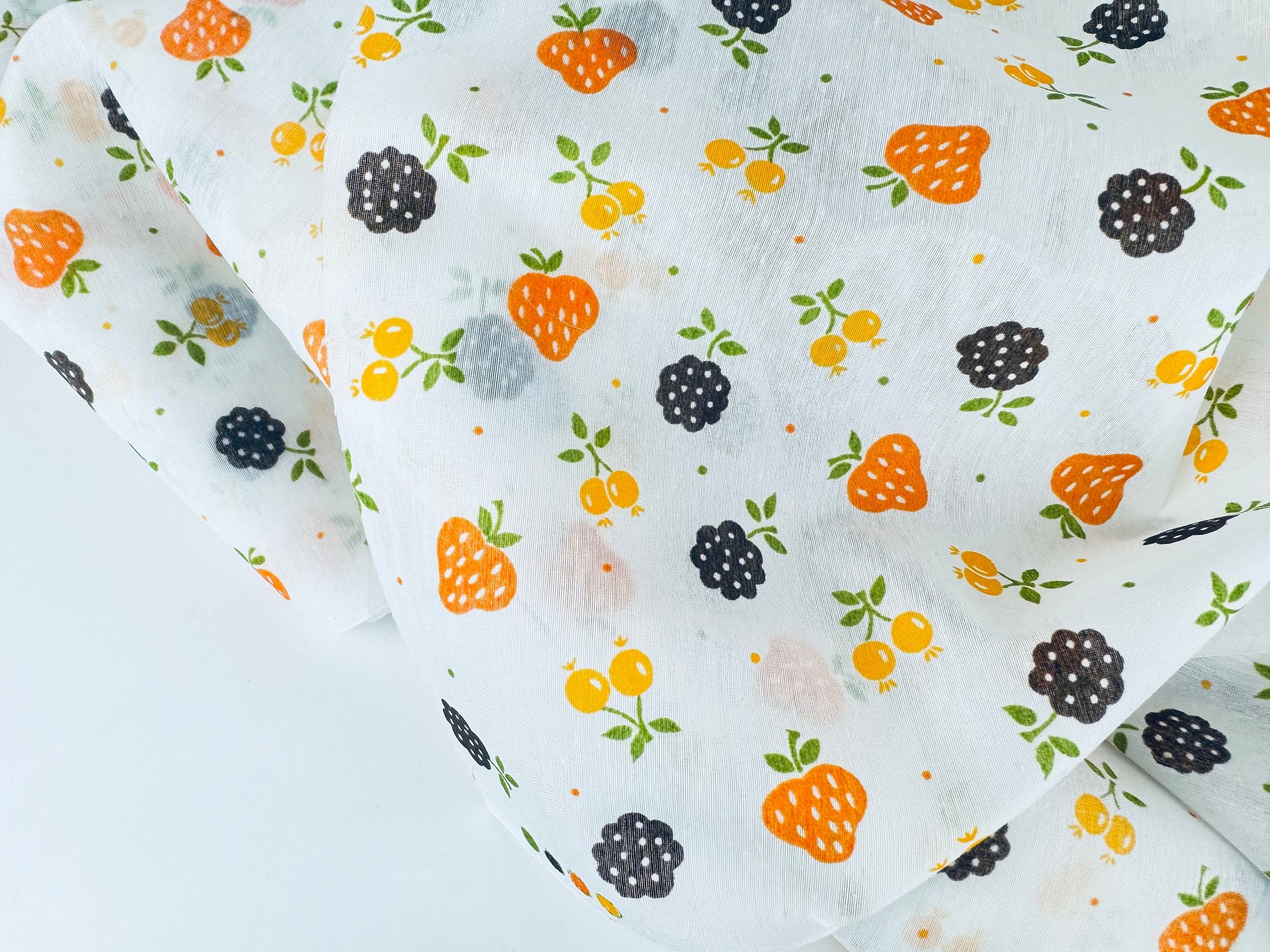 Product image for 'vintage semi sheer summer fruit fabric cheery strawberry design 45 x 116' (view cabc66)