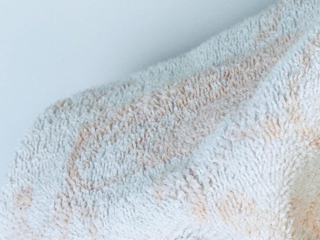 Product image for 'vintage pink white shell print fringe bath towel' (view 48e0ac)